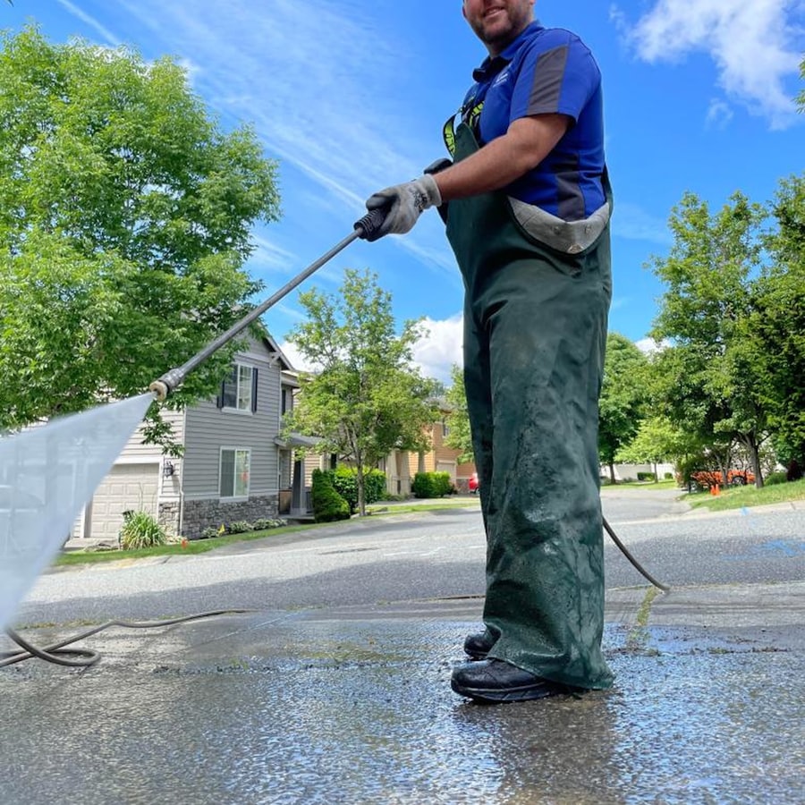 Rinsing a paved surface clean with a wide spray pattern